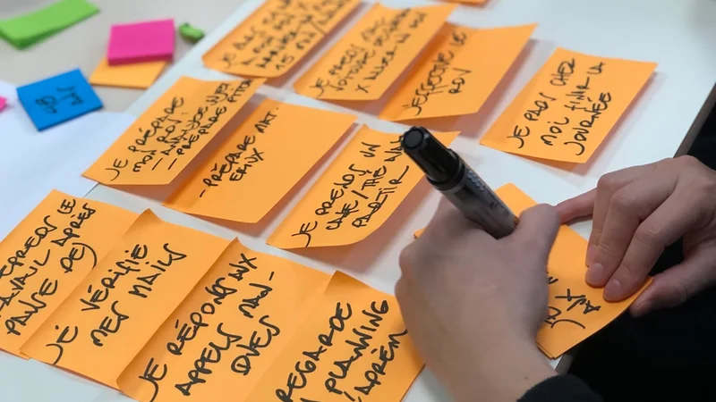 Ein offenes Notizbuch auf einem Holzschreibtisch mit handschriftlichen Reflexionsnotizen, eine Kaffeetasse daneben, weiches Morgenlicht