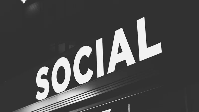 Person liegt auf dem Sofa und scrollt bei gedämpftem Licht auf dem Smartphone mit erschöpftem, abgelenktem Gesichtsausdruck