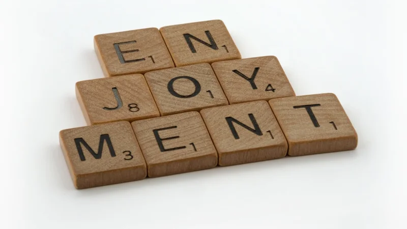 eine Person sitzt an einem Schreibtisch neben einem Fenster und schreibt ruhig in ein Notizbuch mit konzentrierter Aufmerksamkeit