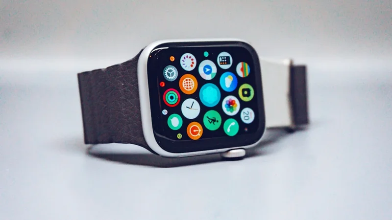 Apple Watch SE 3. Generation mit Aktivitätsringen und Schlafapnoe-Benachrichtigung