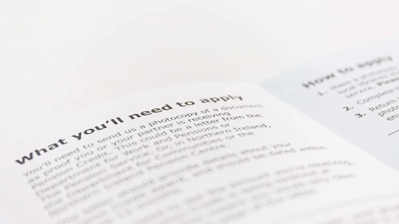 Eine Person wandert bei Sonnenaufgang auf einem Bergpfad und schaut mit ruhiger Zuversicht voraus