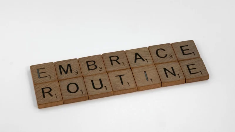 Person, die selbstbewusst einen Weg durch eine moderne Stadtlandschaft bei Sonnenaufgang entlanggeht, entspannte Schultern — persönliche Entwicklung und emotionale Wachstumsreise