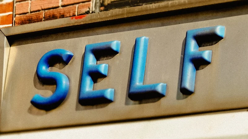 Eine einzelne Person geht selbstbewusst einen leeren Weg bei Morgengrauen entlang — Symbol für selbstbestimmtes Wachstum und das Loslösen vom Anerkennungssuchen