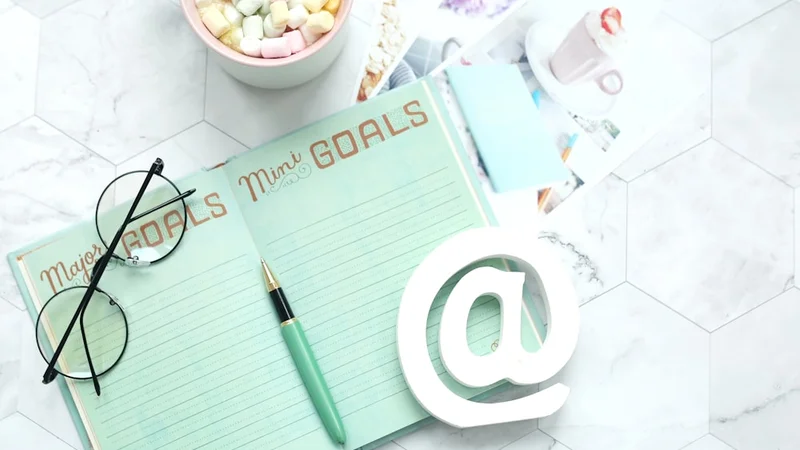 Nahaufnahme von Händen, die in ein offenes Ledertagebuch auf einem Holzschreibtisch schreiben, mit Morgenlicht, das durch ein Fenster fällt, eine Kaffeetasse daneben