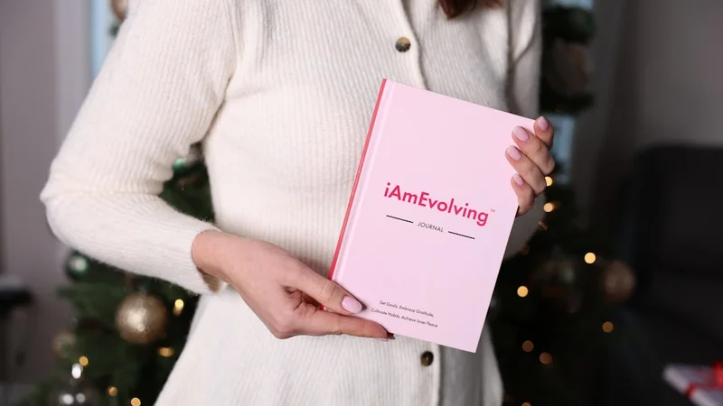 Offenes Notizbuch auf einem Holzschreibtisch mit handschriftlichen Notizen, Kaffeetasse daneben, frühes Morgenlicht