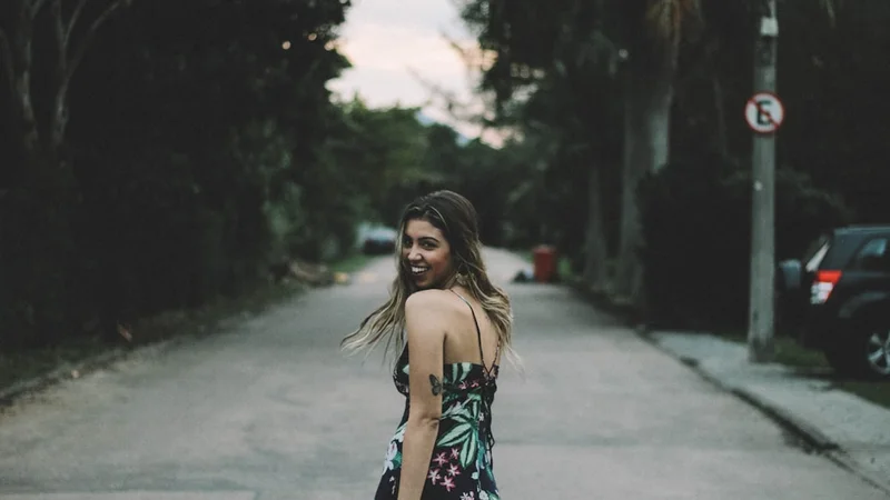 zwei Personen sitzen an einem Tisch und essen gemeinsam, eine lehnt sich vollständig engagiert vor, die andere hält eine Tasse mit beiden Händen und wahrt eine kaum wahrnehmbare emotionale Distanz