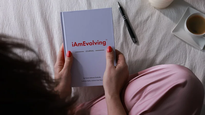 zwei Menschen in echtem Gespräch, leicht zueinander geneigt, entspannte Körpersprache, natürliche warme Umgebung