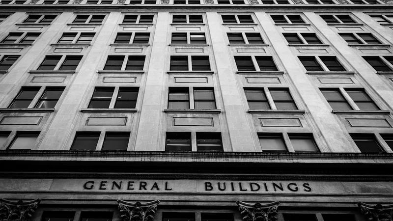 Offenes Geschäftsnotizbuch mit strategischen Notizen und einem guten Füller, Draufsicht mit Kaffee, warme Töne