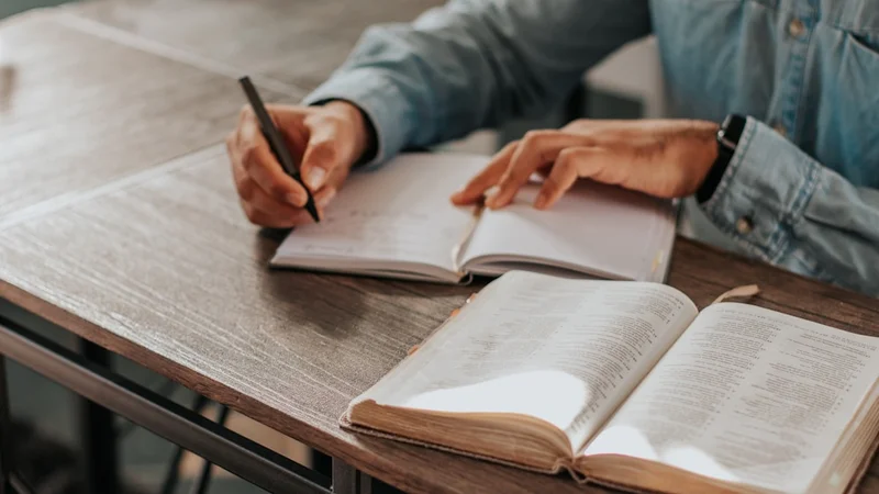 una persona estudiando con anotaciones manuscritas en un cuaderno junto a un temporizador, concentrada y sin distracciones — ningún móvil a la vista