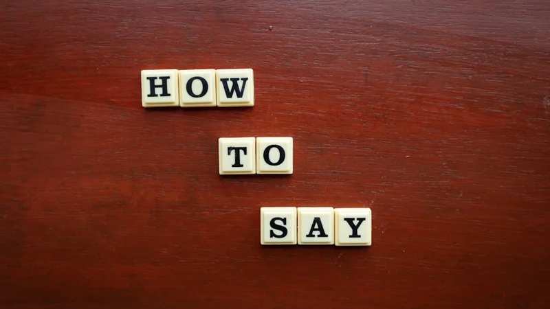 Grupo pequeño en un evento creativo de networking, iluminación cálida, conversación genuina