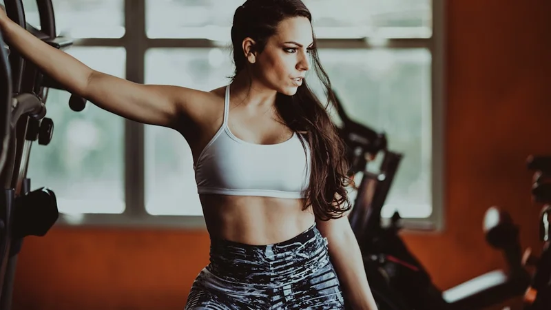 Mancuernas ajustables y bandas de resistencia en el suelo de un gimnasio casero con luz natural