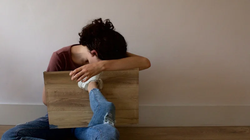 Una única taza de porcelana sobre la encimera de la cocina al amanecer, luz ámbar suave entrando por la ventana, la taza medio llena de café frío, sugiriendo a alguien que se levantó pronto pero se olvidó de bebérselo