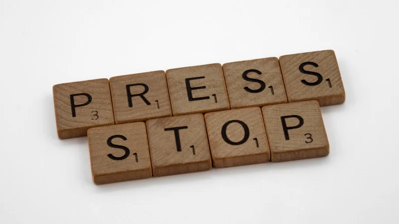 Un escritorio desordenado con papeles y notas adhesivas junto a un espacio de trabajo limpio y minimalista