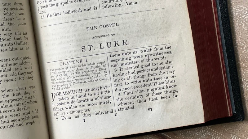 Persona sentada con calma en un entorno urbano concurrido, ojos cerrados, practicando quietud en medio del caos
