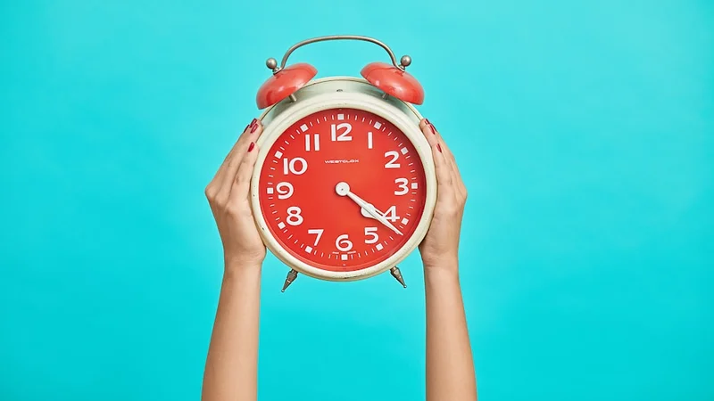 comparación de agenda en dos partes — izquierda muestra un vago bloque «trabajar en el proyecto» de 9 a 17 horas sin alcance claro, derecha muestra tres bloques precisos de 90 minutos con etiquetas claras de hora límite