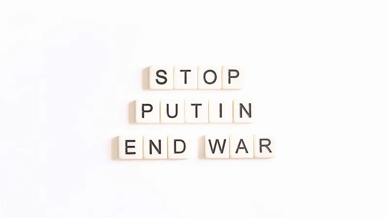 Una mesilla sencilla con un diario, un vaso de agua y luz natural suave