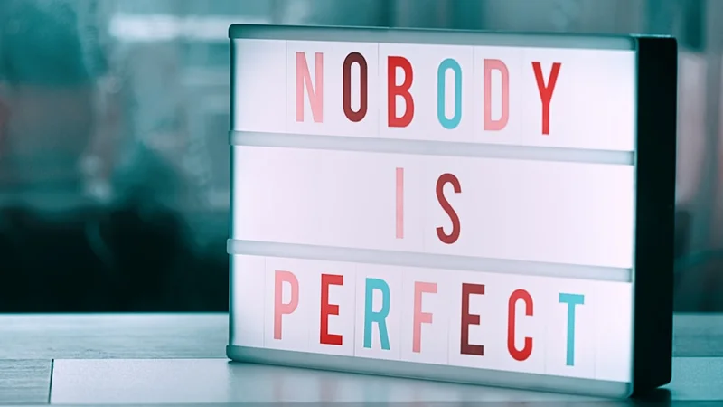 Unas zapatillas junto a la puerta de entrada con la primera luz de la mañana