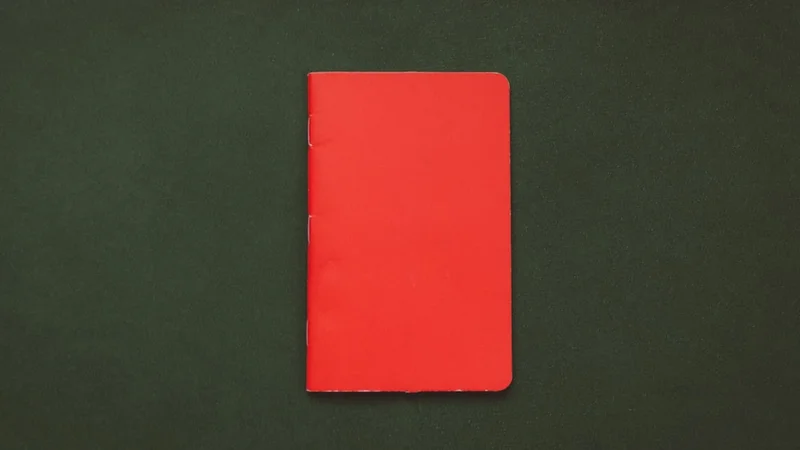 Leuchtturm1917 A5 Dotted Hardcover abierto en una página con cuadrícula de puntos, mostrando páginas numeradas y el bolsillo trasero icónico, diario en blanco premium para escritura de crecimiento personal
