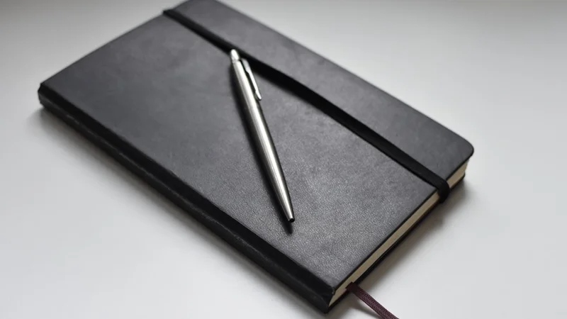 Moleskine Classic Hardcover Large en negro con cierre elástico y marcapáginas de cinta, mostrando el bolsillo trasero, cuaderno en blanco de confianza para escritores y pensadores en todo el mundo