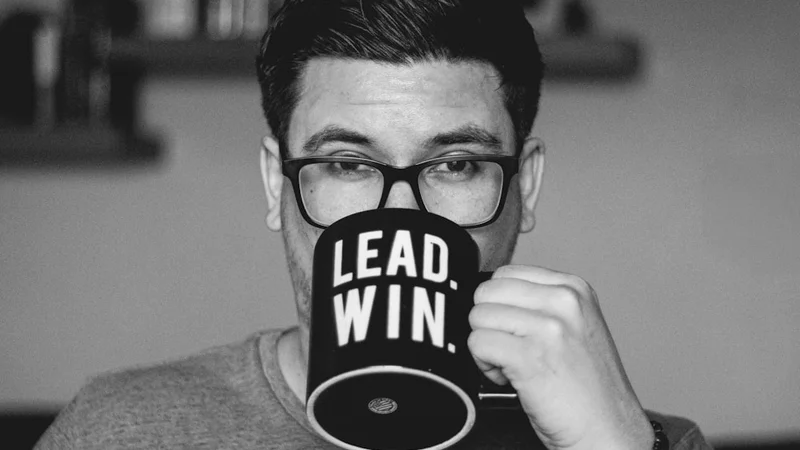 Un espacio de trabajo minimalista con un solo cuaderno abierto en una declaración de propósito escrita a mano, luz natural desde la ventana