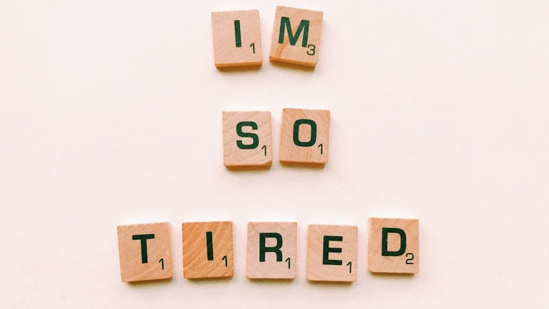 Amanecer sobre un paisaje tranquilo con un camino solitario hacia adelante, simbolizando la evolución personal y la recuperación de la motivación