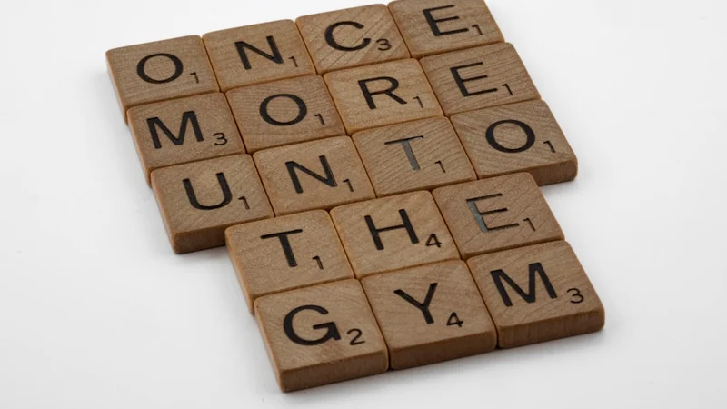 Una persona escribiendo en un diario en un escritorio limpio con luz matutina, revisando notas en un diario de auditoría de creencias