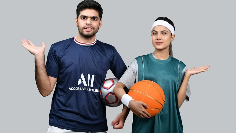 Deux personnes assises face à face dans une conversation de coaching, l'une penchée vers l'avant avec une attention concentrée