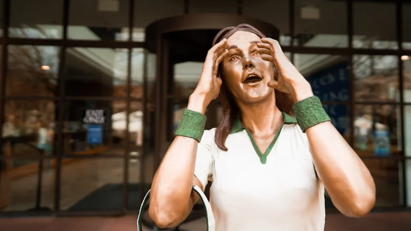 Un homme d'une trentaine d'années assis seul sur un lit d'hôpital au lever du soleil, lumière douce venant de la fenêtre, la main sur la poitrine, expression pensive, photoréaliste, palette de couleurs calme