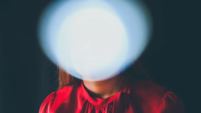 plusieurs projecteurs superposés convergeant sur une scène vide, métaphore de l'effet projecteur, illustration conceptuelle épurée