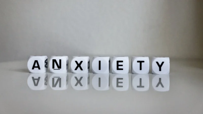 journal ouvert avec une écriture manuscrite sur la page à côté d'une tasse de café sur un bureau en bois dans la lumière du matin