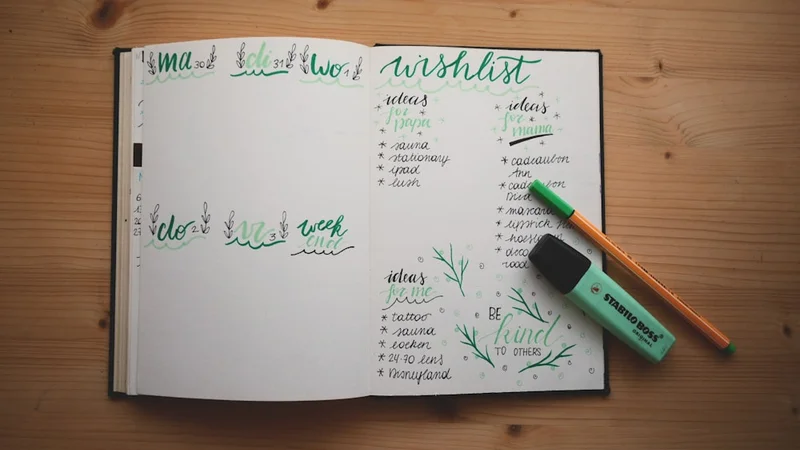 Gros plan d'un carnet ouvert rempli de notes manuscrites d'un brain dump, un stylo posé sur la page, lumière matinale d'une fenêtre