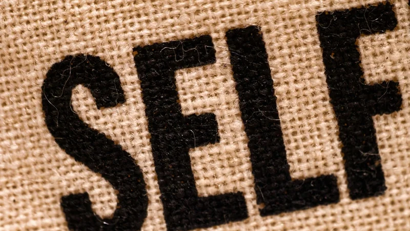 Un bureau minimaliste avec un carnet ouvert, une tasse de café et la lumière du matin entrant par la fenêtre