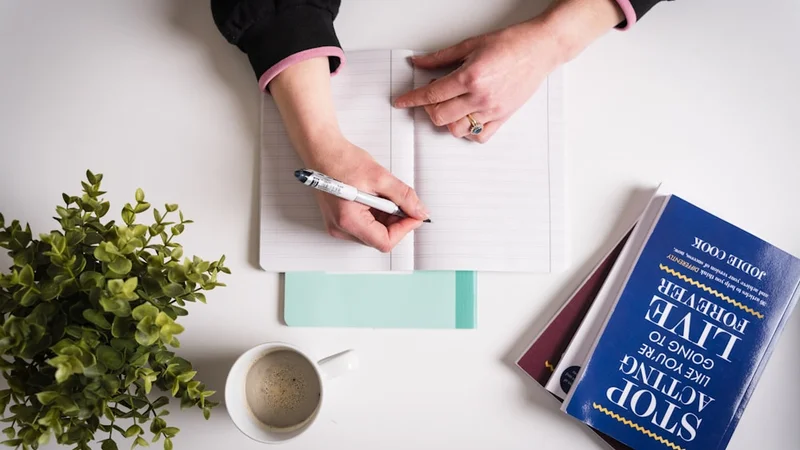 journal de lecture ouvert sur une page de notes montrant des résumés de chapitres écrits à la main, des citations encerclées et une courte réflexion personnelle à l'encre de différentes couleurs