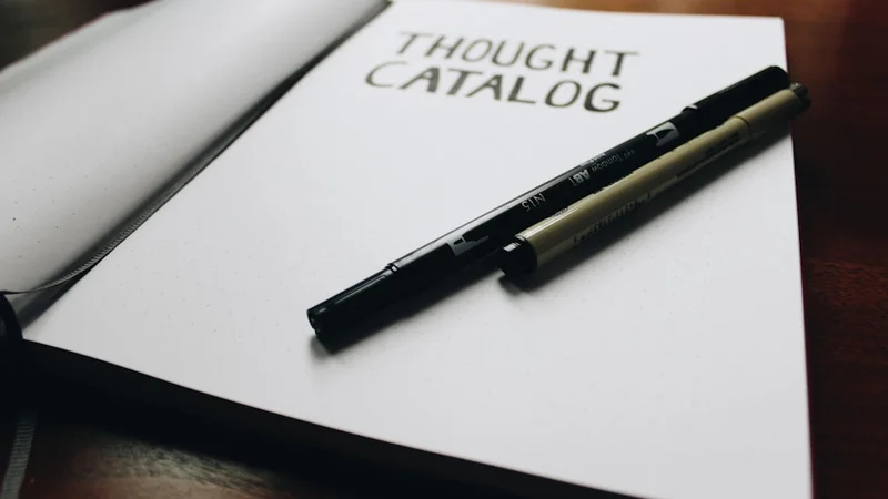 journal de registre de pensées structuré ouvert sur une page avec des annotations manuscrites, à côté d'un stylo et d'une tasse de café