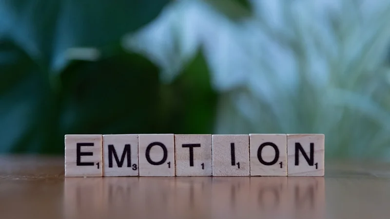 Personne assise de façon pensive à un bureau avec un carnet et un café, lumière matinale douce filtrant à travers la fenêtre — conscience de soi et introspection émotionnelle