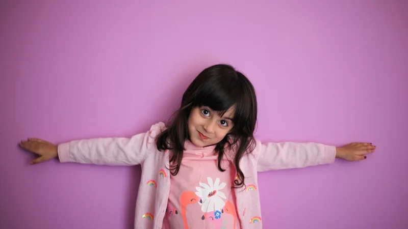 Scène chaleureuse en soirée d'une famille assise ensemble à une table de dîner, ayant une conversation calme et engagée
