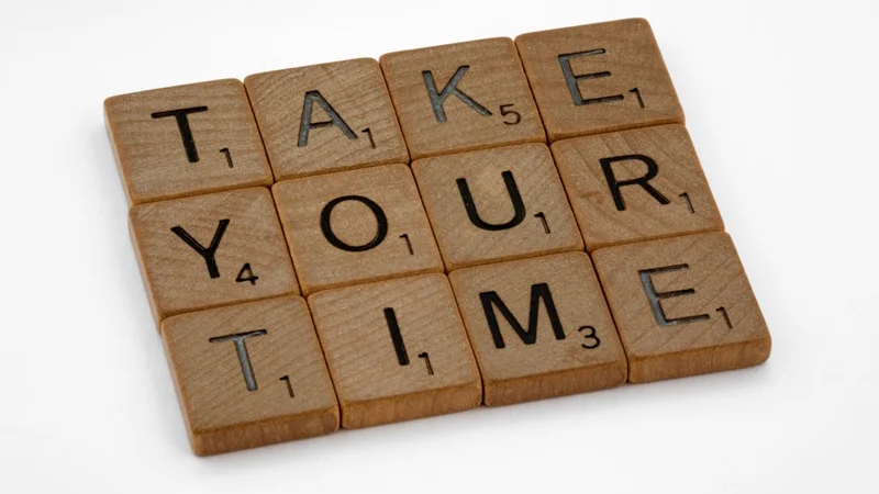 Un bureau en bois épuré avec un seul carnet ouvert, un café noir et la lumière du matin sur le côté, sans téléphone ni écran visible
