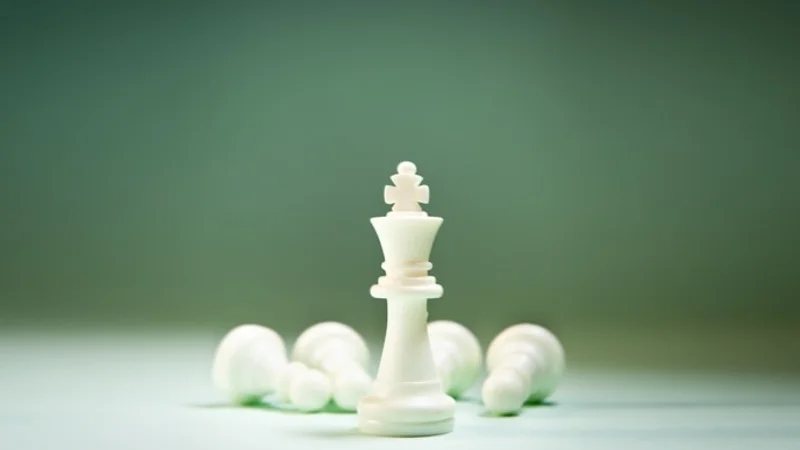 Image divisée — à gauche, une personne avançant aveuglément ; à droite, une personne traçant soigneusement un chemin à travers les obstacles — bénéfices du pessimisme défensif