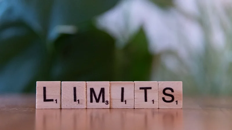 Spazio di lavoro minimalista con un quaderno, una penna e un timer di concentrazione — nessuno smartphone o distrazioni visibili