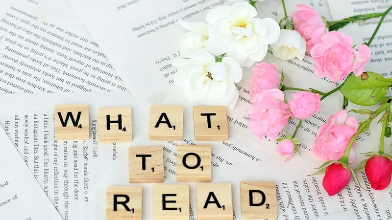 libro di saggistica aperto con annotazioni manoscritte ai margini, accanto a un quaderno a punti con note estese scritte a inchiostro, luce calda mattutina su una scrivania di legno