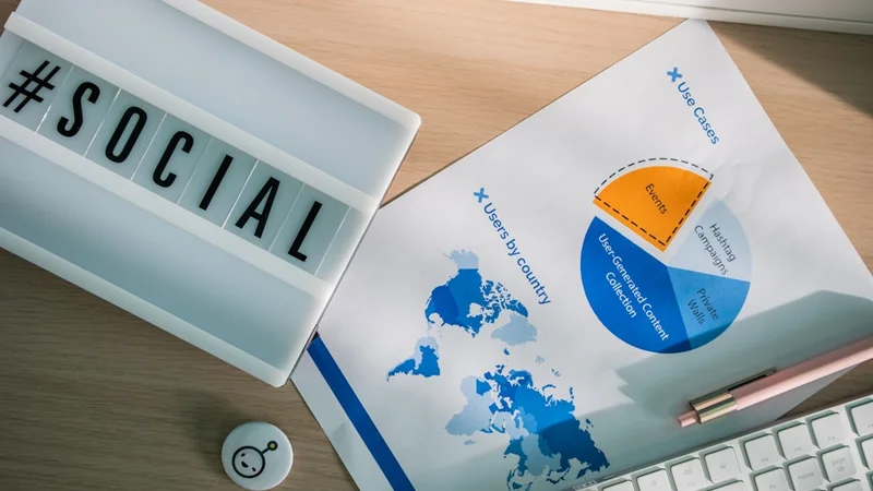 persona sola in un bar poco illuminato che guarda lo smartphone, viso illuminato dallo schermo con un'espressione di lieve insoddisfazione