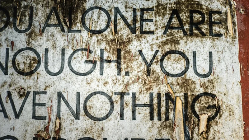 un quaderno aperto e una penna senza cappuccio su una scrivania di legno accanto a una tazza di caffè del mattino, luce naturale calda, alcune righe scritte a mano visibili sulla pagina