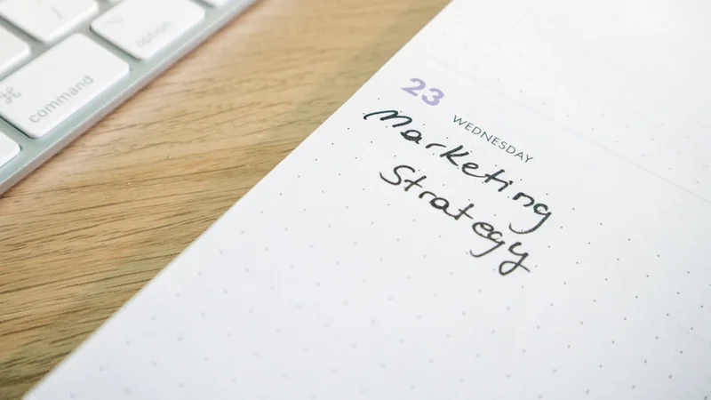 Due persone che parlano sottovoce in un caffè accogliente, poca profondità di campo, atmosfera calda e narrativa