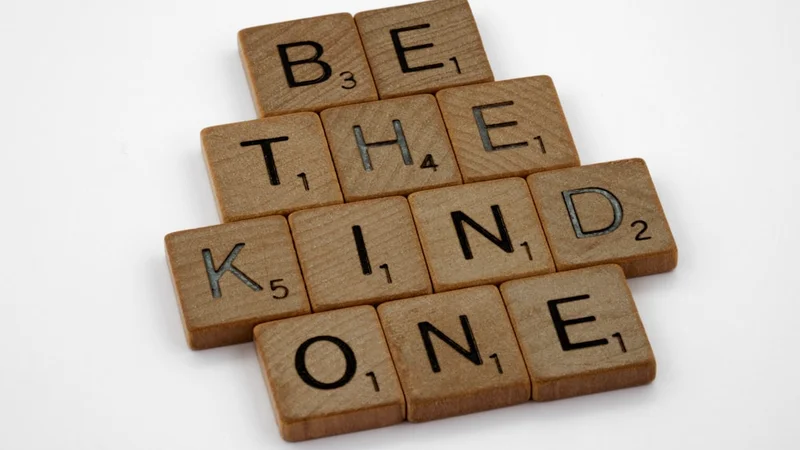 Uma foto quente e levemente desfocada de duas mãos se encontrando sobre o balcão de uma cafeteria, uma passando um bilhete escrito à mão, com luz da manhã entrando pela janela