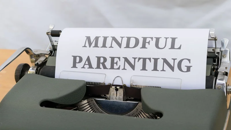 Pai ajoelhado na altura dos olhos de uma criança durante uma conversa calma em uma sala iluminada pelo sol