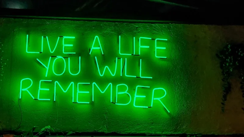 Silhueta de uma pessoa olhando o horizonte no fim da tarde através de uma grande janela, atmosfera reflexiva, luz âmbar quente