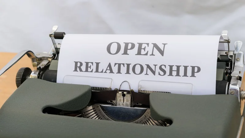 Casal tomando café da manhã na cozinha, olhando um para o outro com genuína alegria, sem celulares à vista