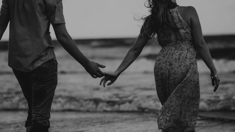 Um bilhete de amor escrito à mão ao lado de uma xícara de café pela manhã sobre uma mesa de madeira