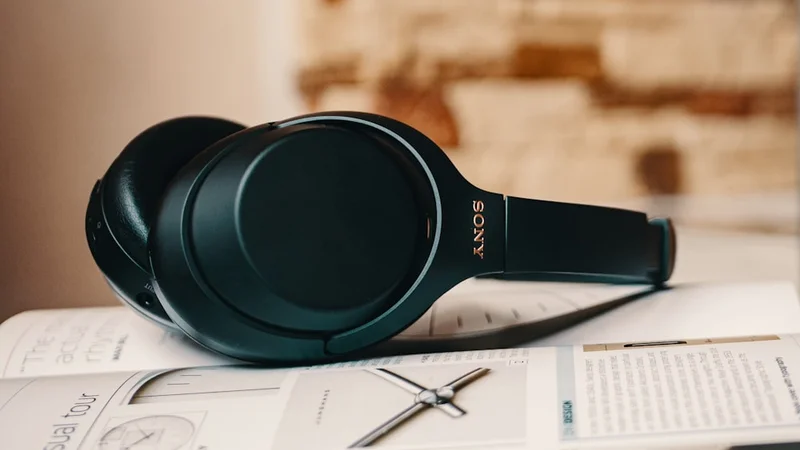 Fone Sony WH-1000XM5 com cancelamento de ruído sobre mesa minimalista ao lado de notebook