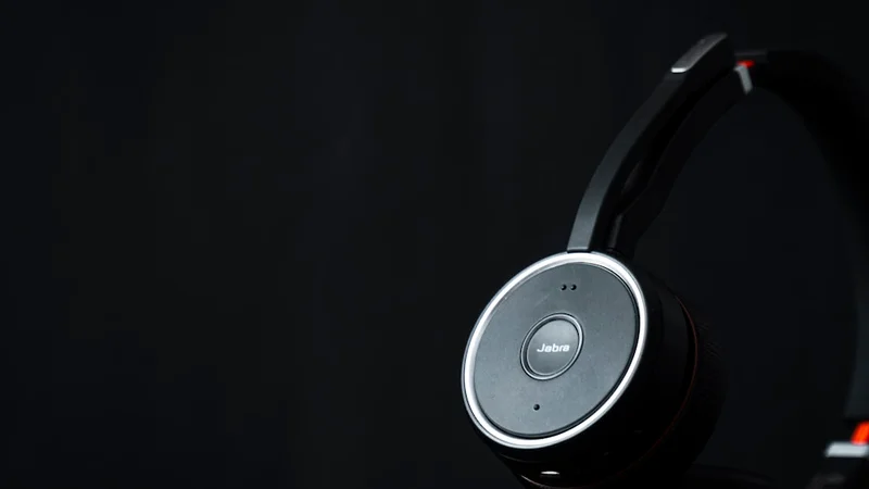Headset profissional Jabra Evolve2 85 com indicador BusyLight ativado em escritório aberto